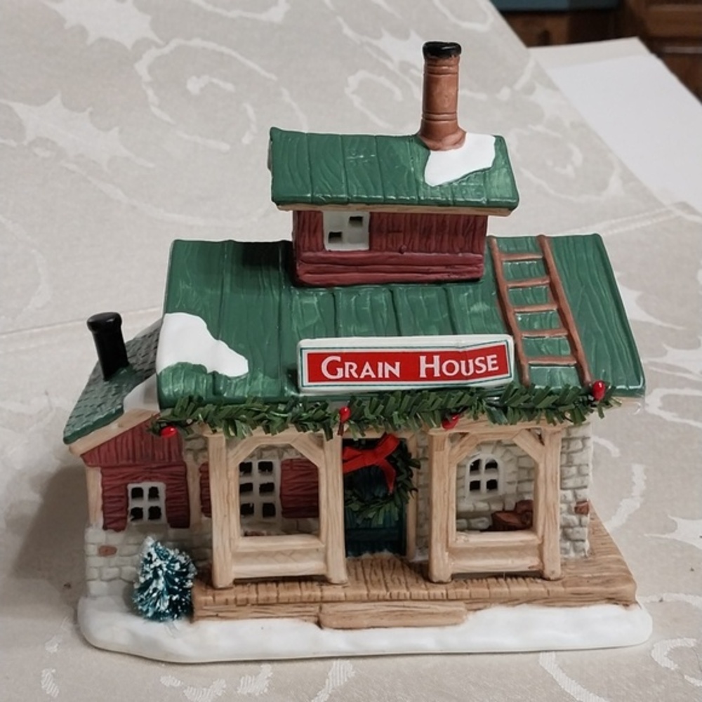 Downhome Christmas Village‎ Vintage 1994 Grain House Lighted Handpaint Porcelain